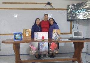 Hnas. Luz Alba Salcedo y María Teresa Moreno con la profesora Daisy Angulo, delegada de Pastoral del Colegio Monseñor Chacón.