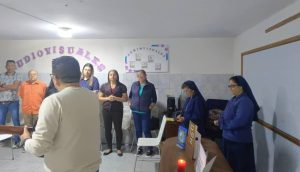 Encuentro con los docentes y la Junta Directiva del Colegio Monseñor Chacón.