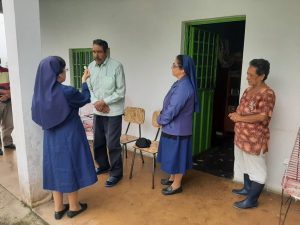 Religiosas de San José de Gerona visitando a personas enfermas del Corregimiento del Chorotal, en Venezuela.