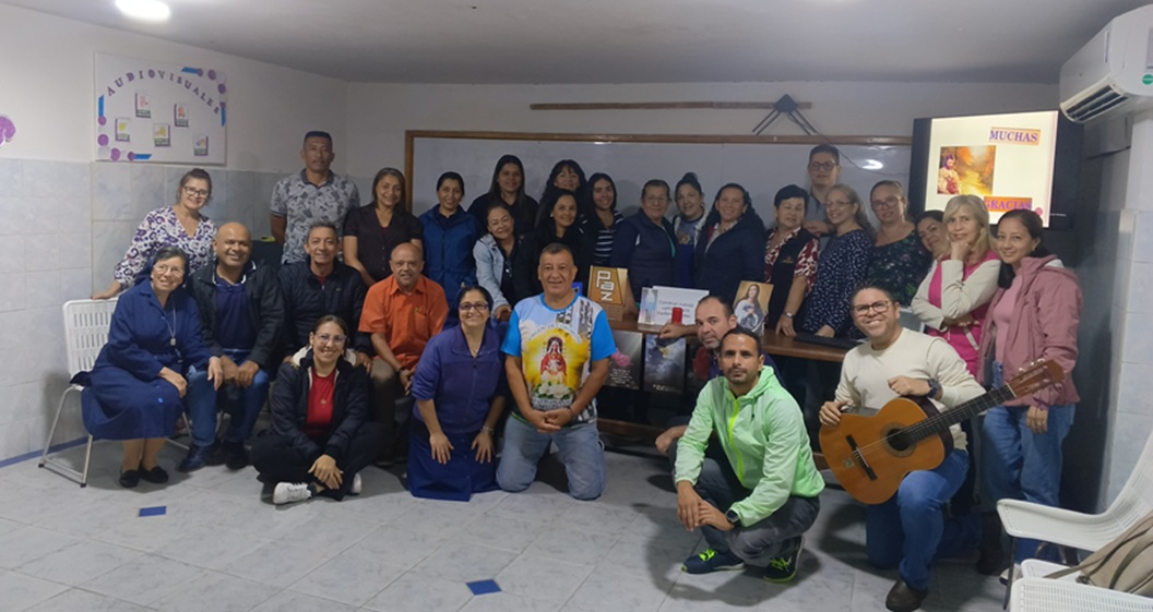 Encuentro con los docentes y la Junta Directiva del Colegio Monseñor Chacón