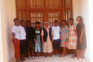 La Hermana Vestine Umuhoza acompañada de las jóvenes aspirantes