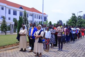 Hermanas Adeline Mukankubana, Vestine Umuhoza participando con los jóvenes en el Vía Crucis