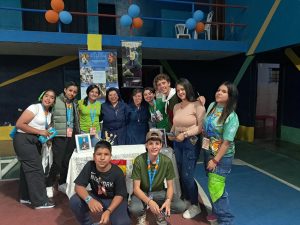 Hermanas Luz Alba Salcedo y Clenia Benita Ángel, junto a los jóvenes
