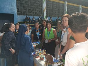 Jóvenes conociendo los diferentes carismas