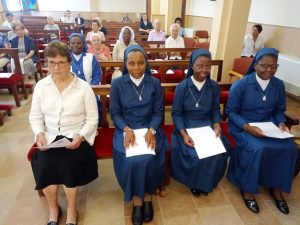 Hna. Trinidad Ruiz junto a las hermanas que renovarán sus votos.