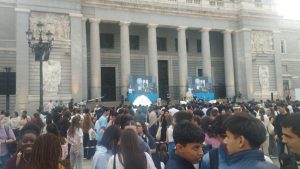 Jóvenes siendo uno con el Uno