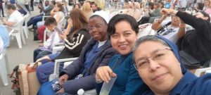 Hna. María de la Luz Flores, junto con las junioras María José Gómez y Leonie Ngabo, viviendo el Jubileo con esperanza y alegría