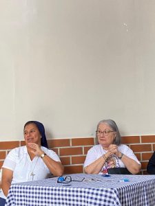 Hna. Jenny Guillen, acompañada por la Sra. Antonieta Vertuccio, LSJG