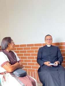 Joven seminarista compartiendo su experiencia