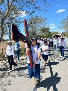 Hna. Margarita y Ericka, cargando la cruz, como signos de seguimiento a Jesús