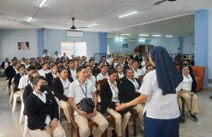 Jóvenes enfermeros, prestando su servicio en pro de los Adultos Mayores