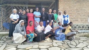 Hnas. Amani Edwige  N'maharo y Magari Laettiti, acompañando a las asacompañando a las aspirantes