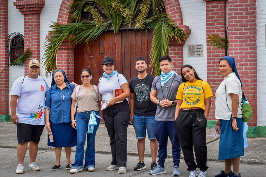 Hnas. María de la Luz Flores y Jenny Guillén, acompañando a los jóvenes