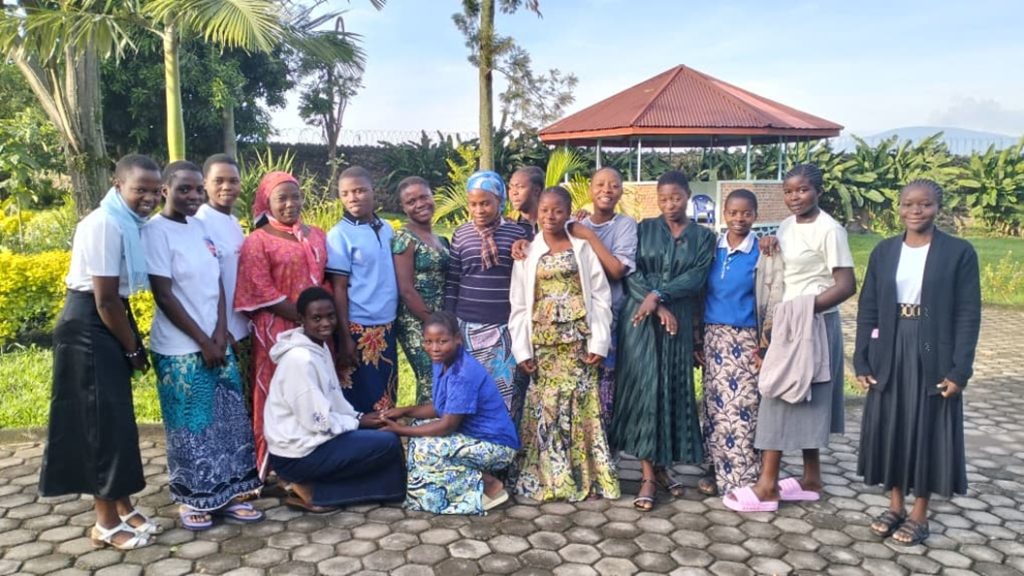 Jóvenes aspirantes recibiendo formación en la comunidad de Rubaré, Congo