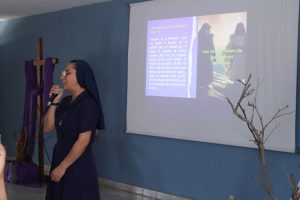 Hna. Ericka Sánchez, impartiendo la charla a los jóvenes