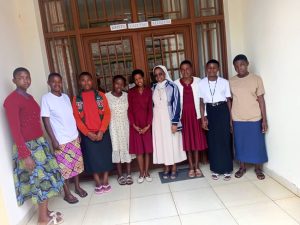 Hnas. Umurerwa Marie Rose y Adeline Mukankubana, acompañando a las jóvenes