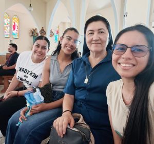 Hna. Luz Mila Cardona y la Animadora Vocacional Diana Katherine Muñoz, viviendo la alegría del evangelio