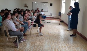 Hna. Luz Mila Cardona y la Animadora Vocacional Diana Katherine Muñoz, invitando a la juventud