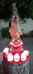 Nuestra Madre  presente en medio de los jóvenes, como modelo de oración y fidelidad