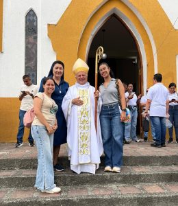Mons. abriendo las puertas de su Diócesis para sembrar la semilla de la vocación