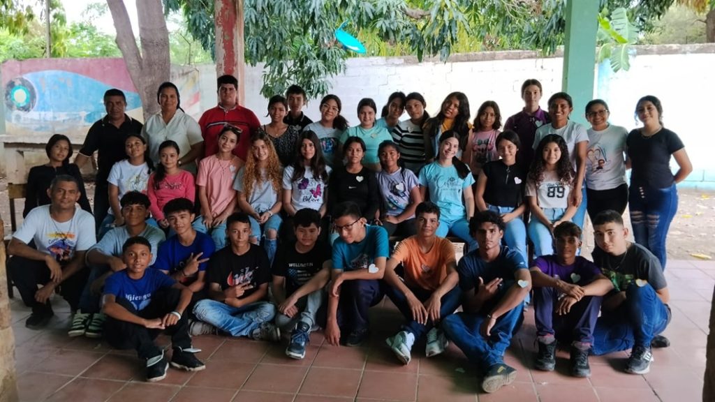 Hna. Jenny Guillén, acompañando a los jóvenes de Siquisique