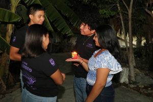 Jóvenes recibiendo el don del Espíritu Santo