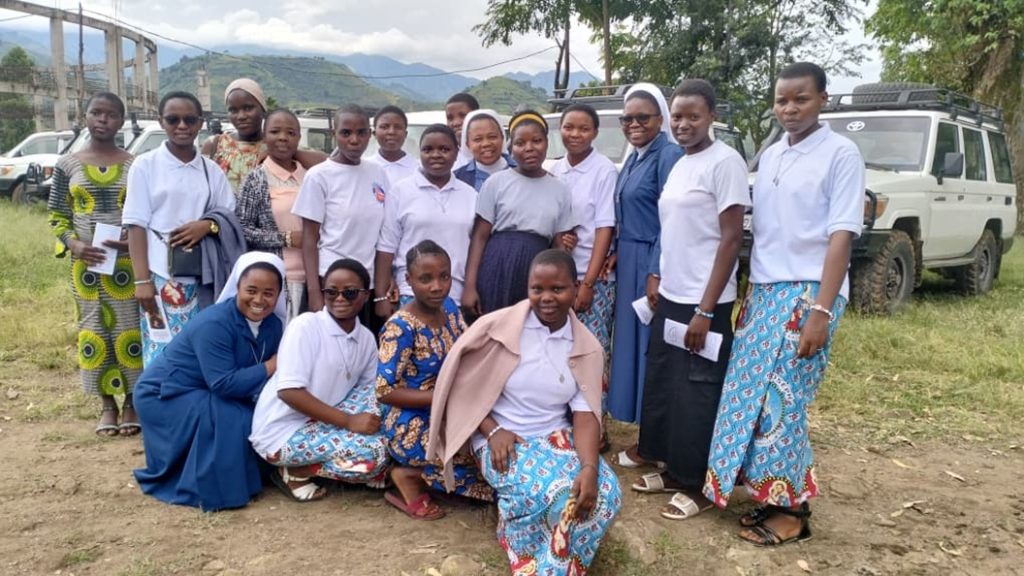 Las Prepostulantes del Congo, acompañadas de las hnas. Edwige Laetitia, Vestine Umuhoza y María Josee Ashimwe